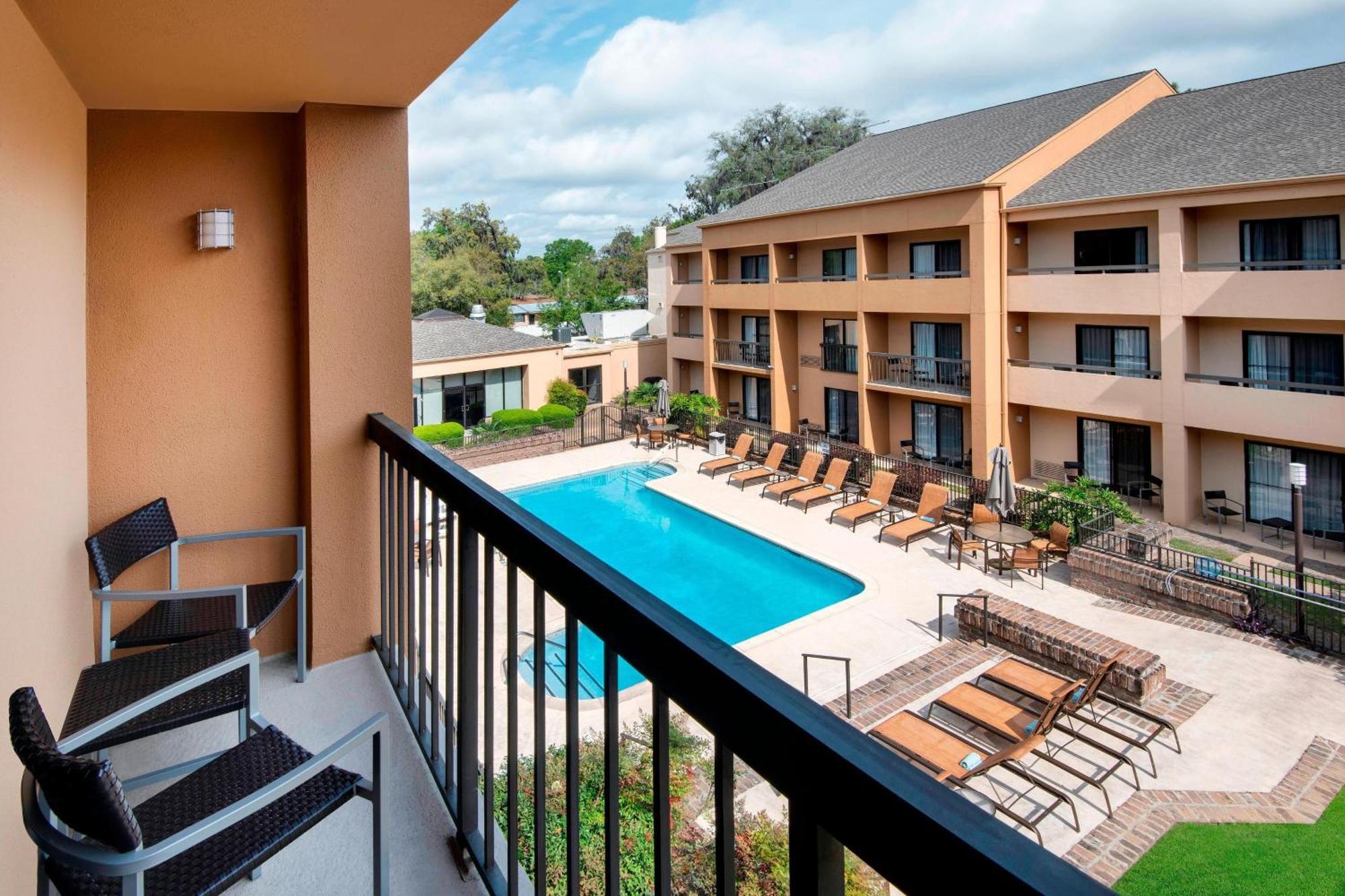 Courtyard By Marriott Savannah Midtown Exterior photo